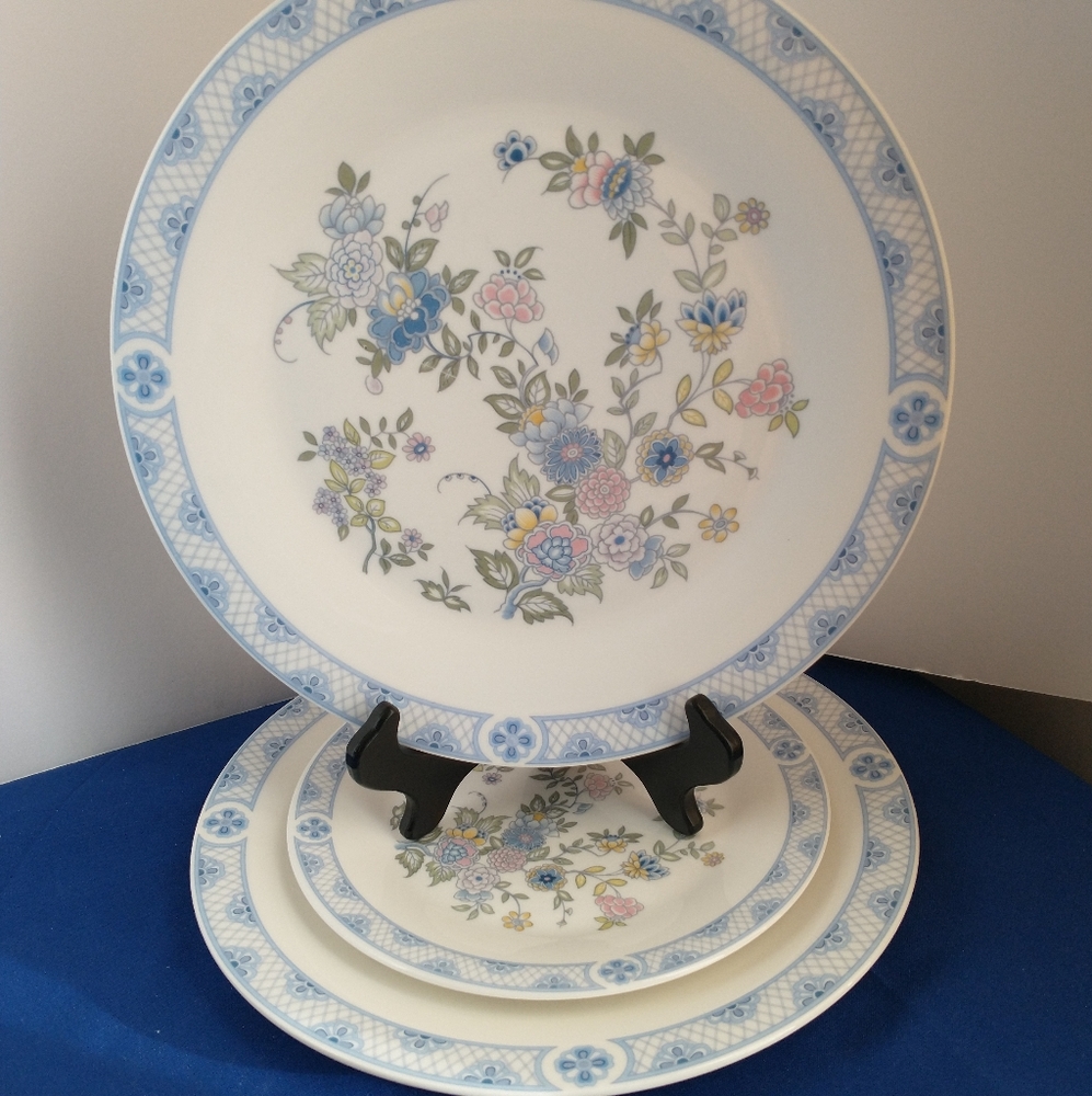 ROYAL DOULTON 3 Plates Fine Bone China